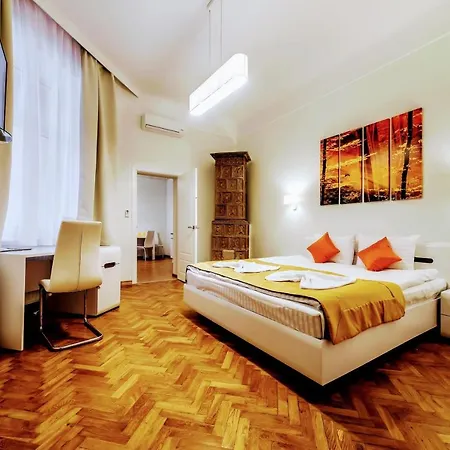 Family In Center With Balcony Apartmán