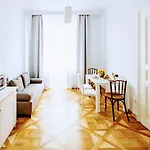 アパート Family In Center With Balcony リヴィウ