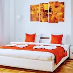 Family In Center With Balcony Apartment *