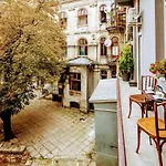Family In Center With Balcony Apartment *