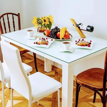 Family In Center With Balcony Daire