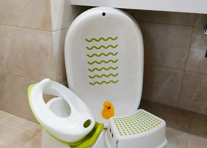 Family In Center With Balcony شقة