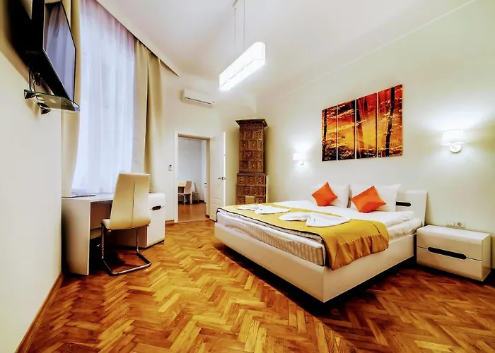 Family In Center With Balcony Lägenhet