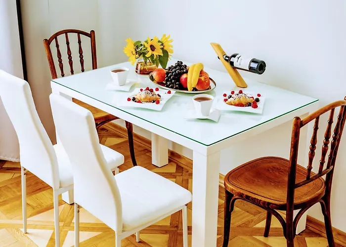 Family In Center With Balcony شقة