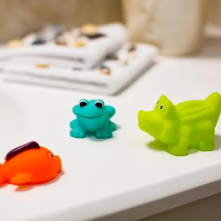 Family In Center With Balcony * Λβιβ