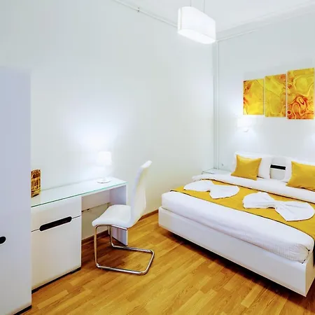 Family In Center With Balcony Apartment *