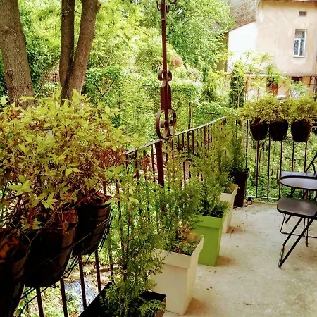 Family In Center With Balcony Λβιβ